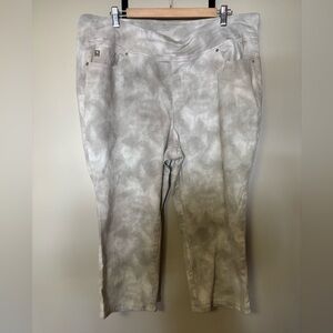 Belle by Kim Gravel Gray White Tie-Dye Women Crop Jeans